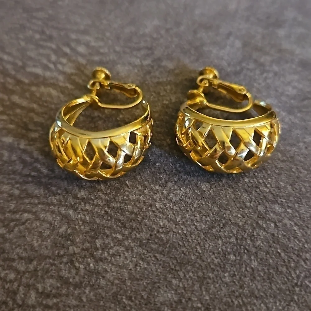 VTG NAPIER Goldtone Basketweave Chunky Hoop Clip-on Earrings
